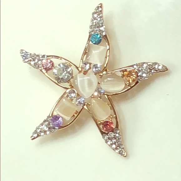 🌺 Beautiful Crystal Gold Tone Brooch - Picture 1 of 2